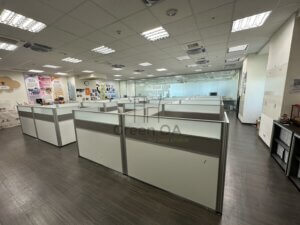 2.5屏風(112高)+主桌+側桌+活動櫃3