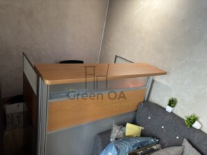 2.5屏風(122高)+木紋主桌+木紋櫃檯板