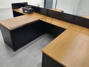 2.5屏風(72高+102高)烤黑+主桌+側桌+黑色活動櫃+黑色桌下理想櫃3