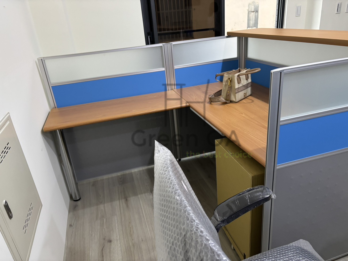 2.5屏風(112高)+木紋主桌+木紋側桌+ABS中抽+活動櫃+木紋櫃檯板+辦公椅3