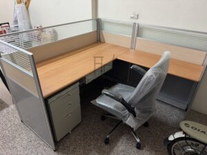 2.5屏風(112高)+木紋主桌+木紋側桌+鋼製中抽有鎖+活動櫃+辦公椅2