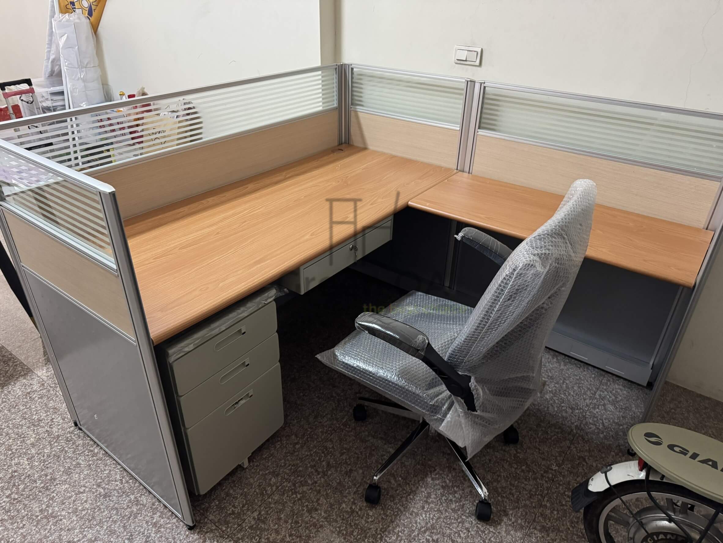2.5屏風(112高)+木紋主桌+木紋側桌+鋼製中抽有鎖+活動櫃+辦公椅2
