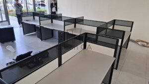 2.5屏風(112高)烤黑+主桌+ABS中抽+黑色活動櫃1