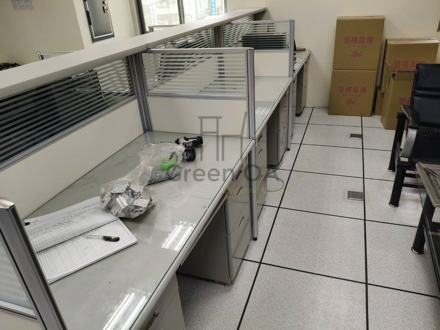 2.5屏風(122高)+櫃檯板1