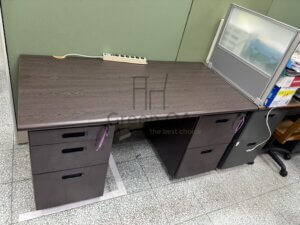 胡桃色左三屜右二屜辦公桌