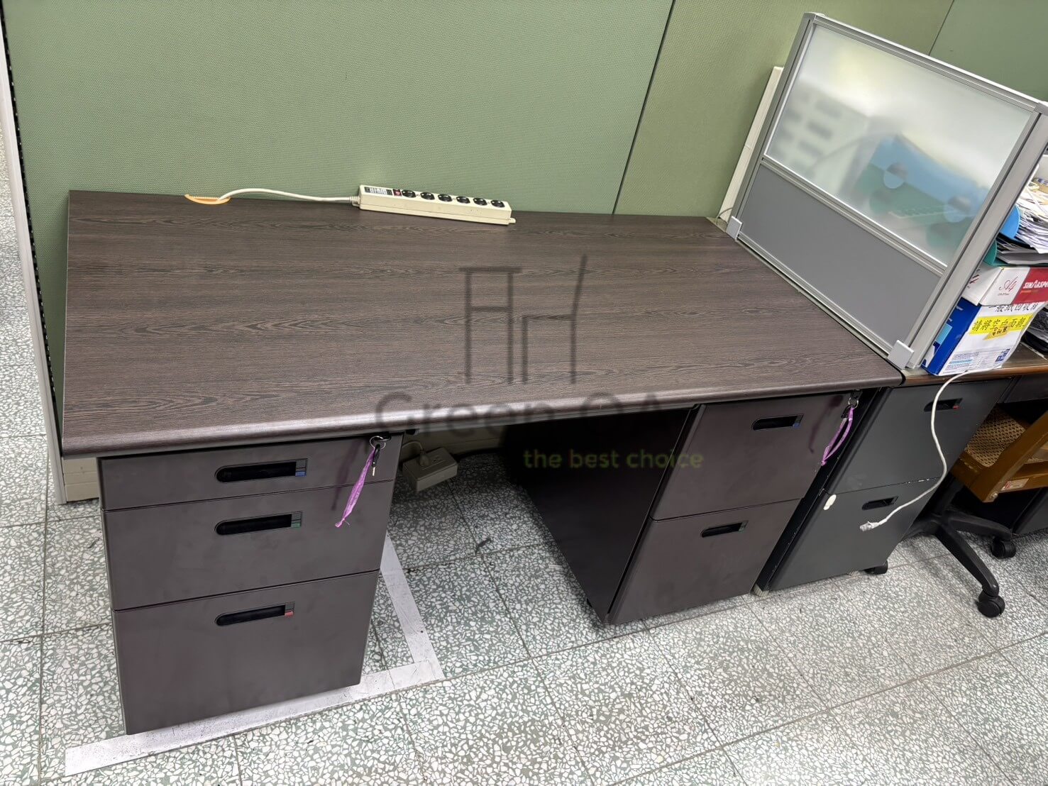 胡桃色左三屜右二屜辦公桌