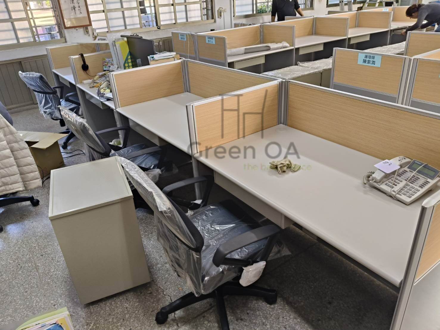 2.5屏風(102高)+主桌+鋼製中抽無鎖+活動櫃+辦公椅4