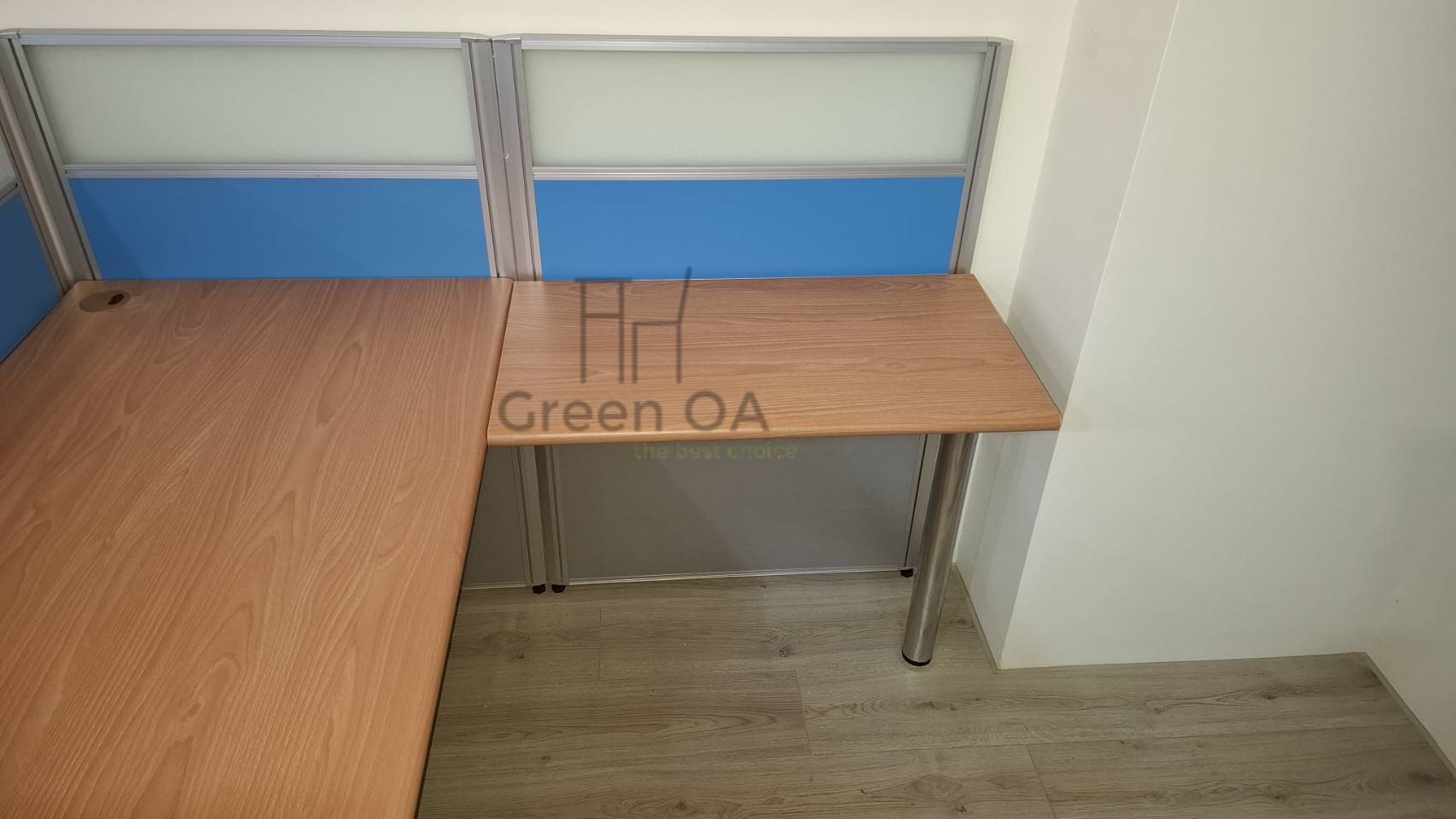 2.5屏風(112高)+木紋主桌+木紋側桌