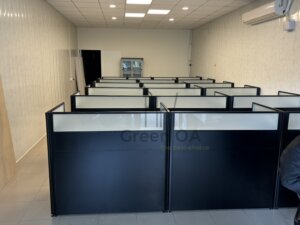 2.5屏風(112高)烤黑+主桌+黑色活動櫃1