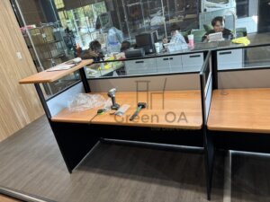 2.5屏風(112高)烤黑+木紋主桌+木紋櫃檯板2