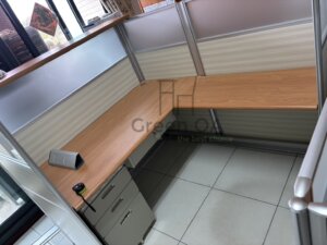 2.5屏風(132高)+木紋主桌+木紋側桌+木紋櫃檯板+鋼製中抽有鎖+活動櫃+三角線槽盒2