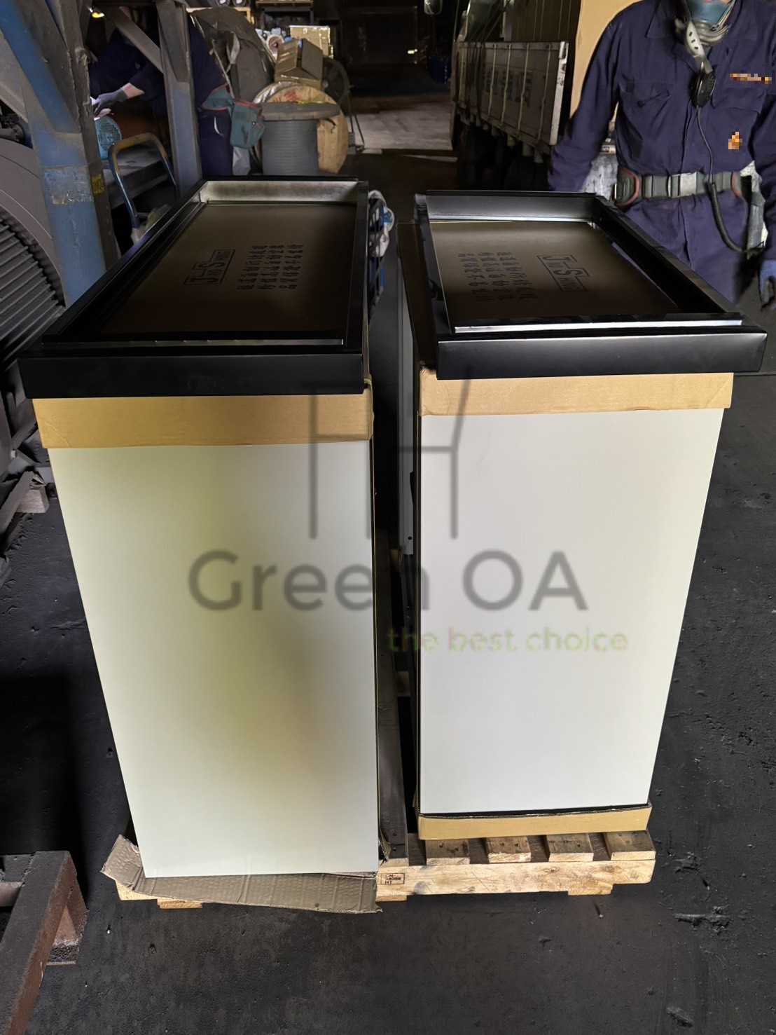 4尺玻璃拉門公文櫃+黑色底座