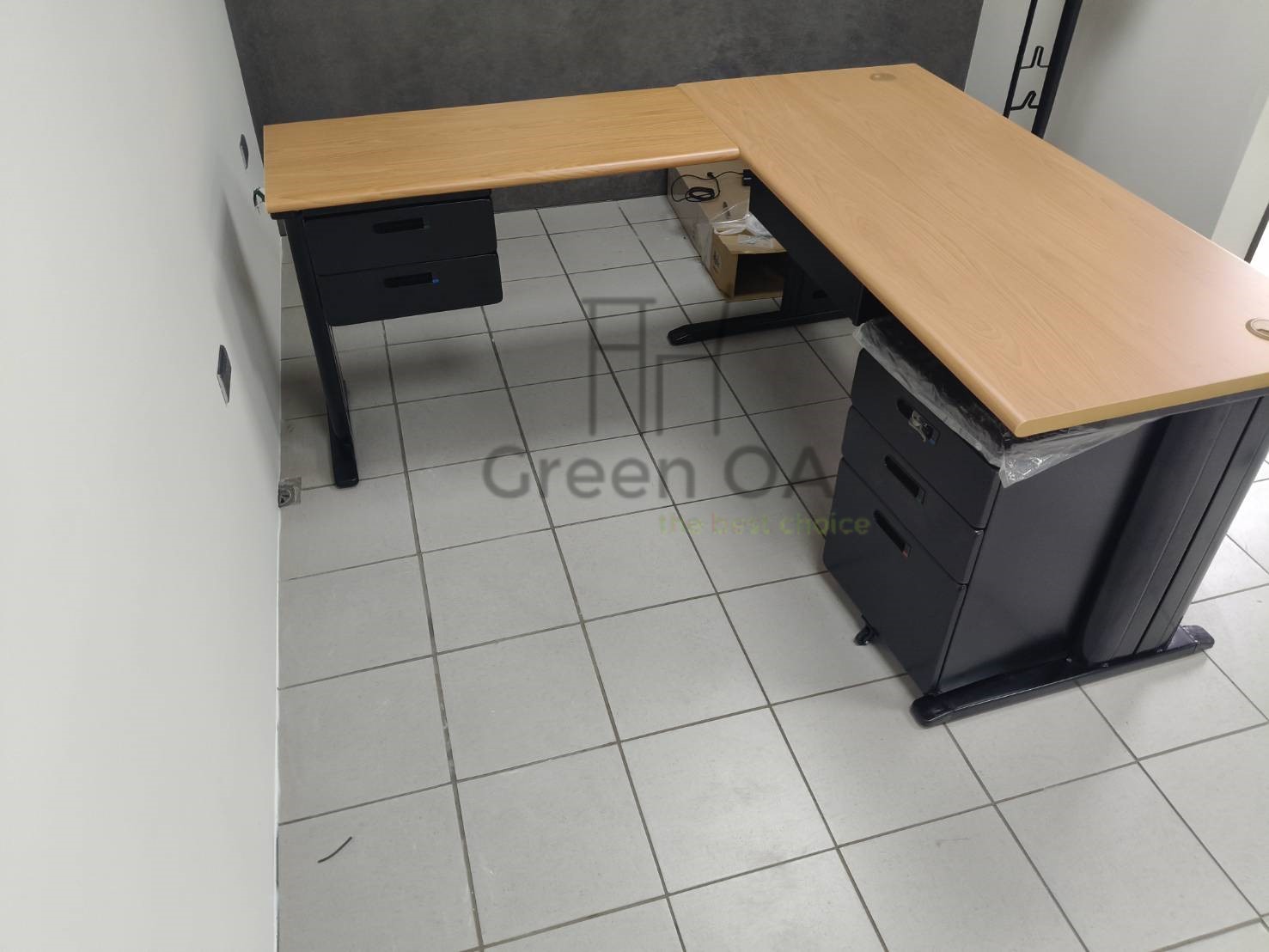 L型CD辦公桌木紋面黑色桌腳+黑色吊櫃+黑色活動櫃1