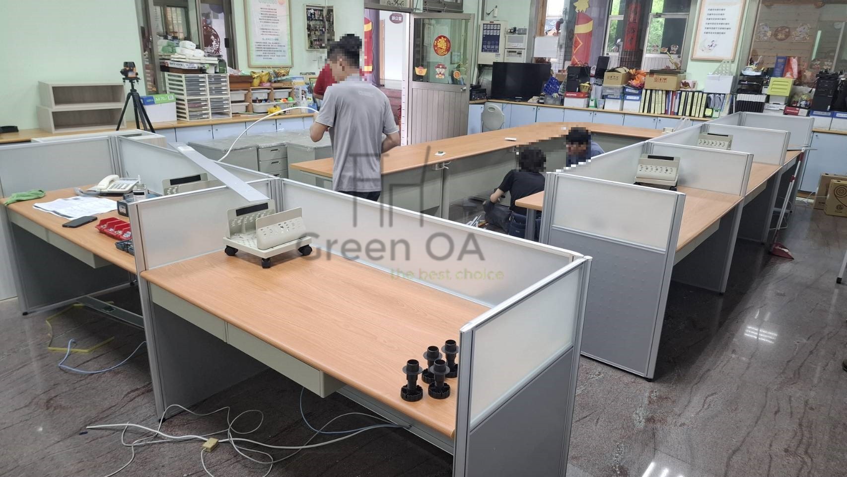 2.5屏風(102高)+木紋主桌+活動櫃+鋼製中抽無鎖+木紋櫃檯板+CD辦公桌+4分之1圓桌2