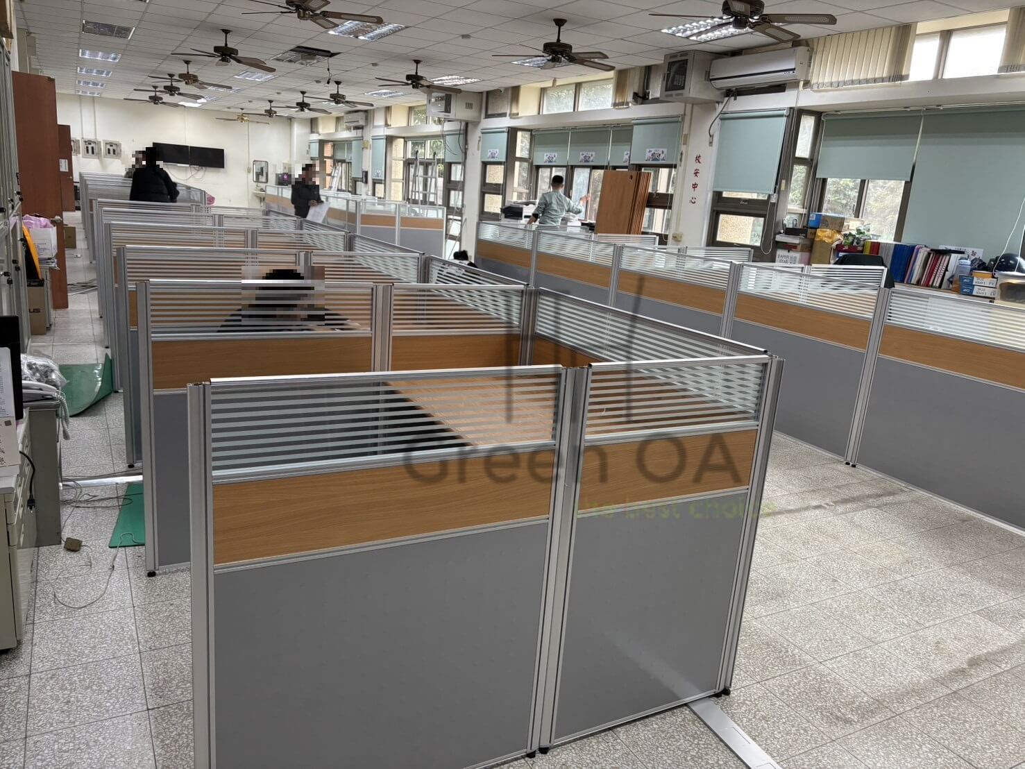 2.5屏風(112高)+木紋主桌+木紋側桌+鋼製中抽無鎖+活動櫃+桌下理想櫃4