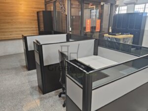 2.5屏風(122高)烤黑+直角主桌+直角側桌+三角線槽盒+黑色鋼製中抽+黑色活動櫃+黑色公文櫃+職員椅1