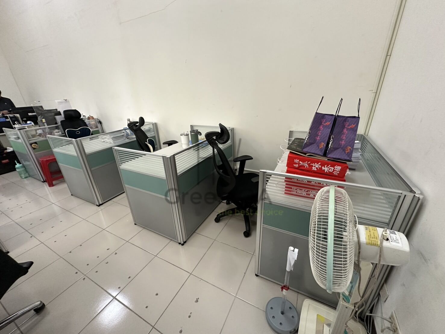 2.5屏風(92高)+單邊三抽辦公桌1