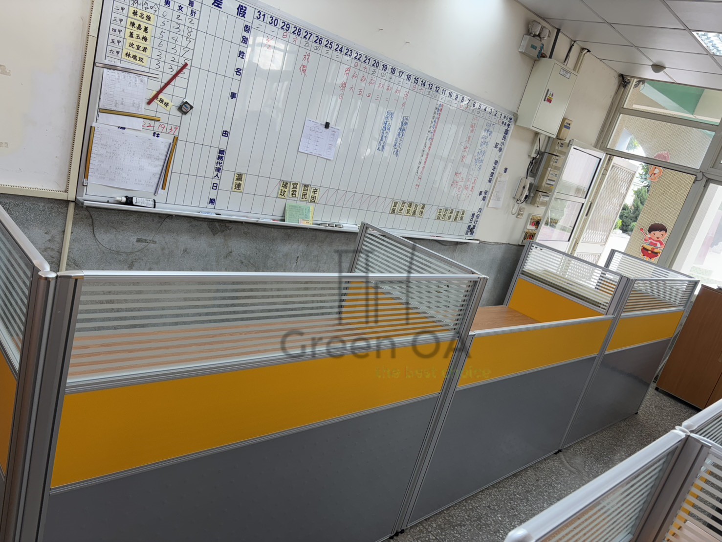 2.5屏風(97高+122高)+木紋主桌+鋼製中抽有鎖+活動櫃