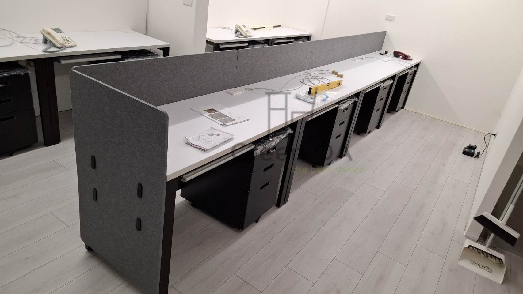 SQU辦公桌+ABS中抽+黑色活動櫃+懸吊式桌上屏1