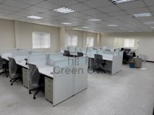 2.5屏風(112高)烤白+主桌+職員椅3