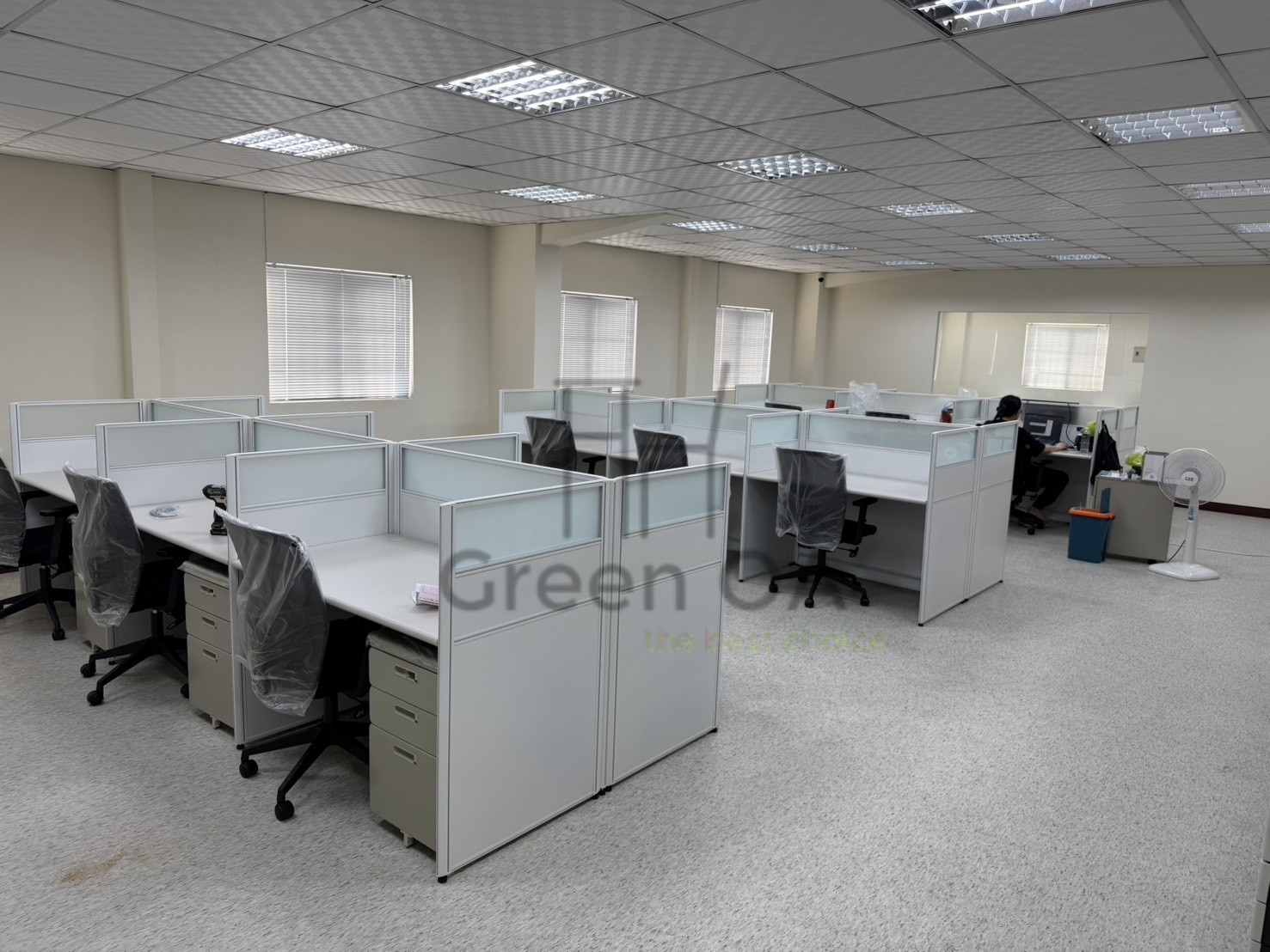 2.5屏風(112高)烤白+主桌+職員椅3