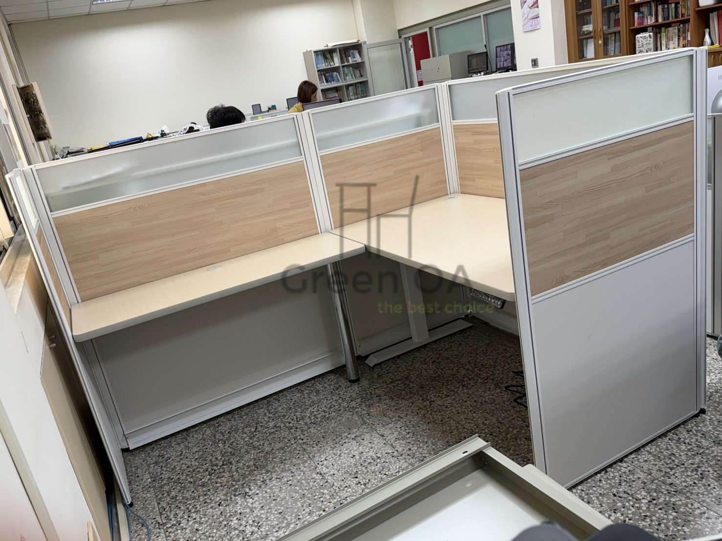 2.5屏風(122高)烤白色+升降桌+淺木紋側桌