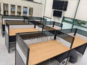 2.5屏風(112高)烤黑+木紋主桌+木紋側桌+黑色ABS塑膠中抽+桌下型書架3