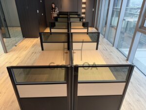 2.5屏風(112高)烤黑色+淺木紋主桌+黑色活動櫃1