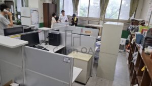 2.5屏風(112高)兩層+櫃檯板3