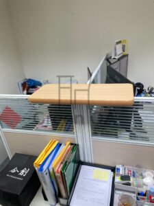 2.5屏風(132高)+2726淺木紋櫃檯板