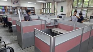 2.5屏風(122高)+主桌+鋼製中抽有鎖+書架1