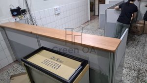 2.5屏風(112高)+木紋主桌+木紋櫃檯板+活動櫃1