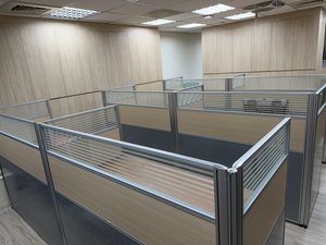 2.5屏風(122高)+木紋主桌1