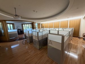 2.5屏風(132高)+檜木色主桌+檜木色側桌板+活動櫃5