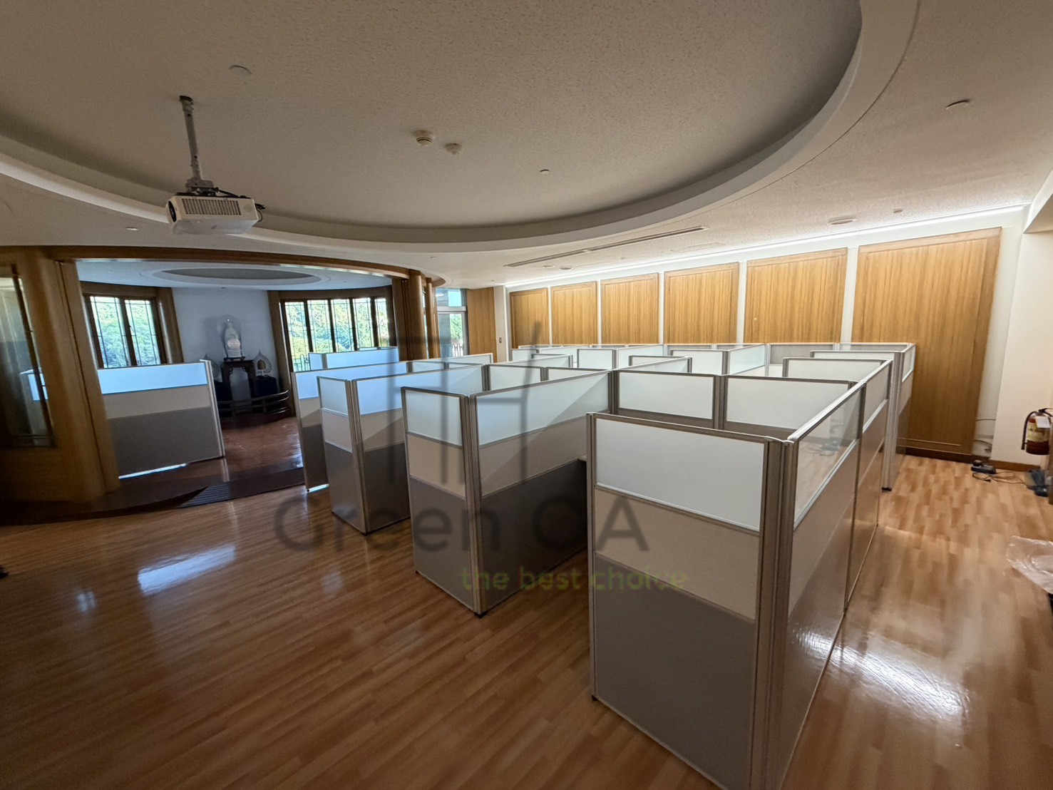 2.5屏風(132高)+檜木色主桌+檜木色側桌板+活動櫃5
